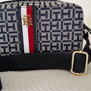 Tommy Hilfiger Signature Crossbody Bag